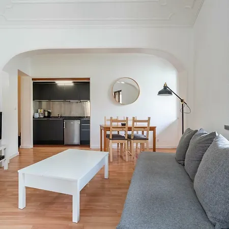1 Bedroom Holiday Flat With Terrace In דירה *