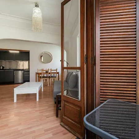 1 Bedroom Holiday Flat With Terrace In דירה *